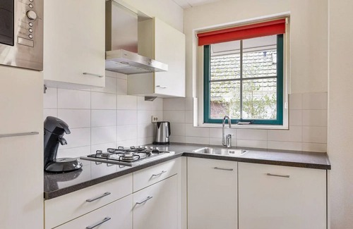 Hooghalen Maison | Luxury bungalow with open kitchen, spacious terrace, 3 bedrooms, 2 bathrooms, and optional sauna.