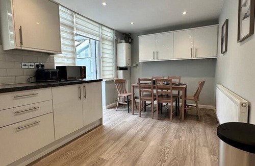 Enfield Lock Maison | Luxury Business Base With Pool Table And Hot Tub