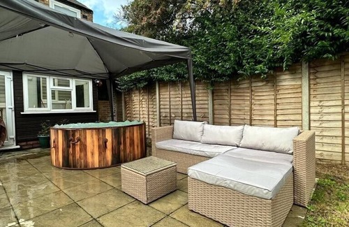 Enfield Lock Maison | Luxury Business Base With Pool Table And Hot Tub