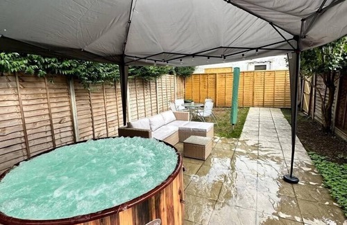 Enfield Lock Maison | Luxury Business Base With Pool Table And Hot Tub
