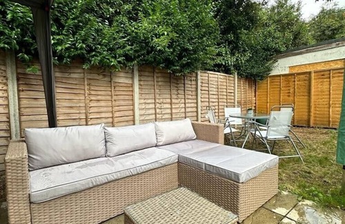 Enfield Lock Maison | Luxury Business Base With Pool Table And Hot Tub