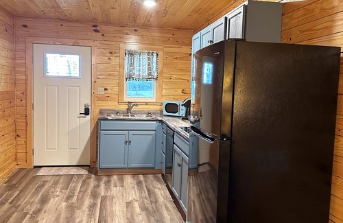 Wing Cabine | Luxury Cabin At Blackwater Getaway, Short Walk Downhill To The River!