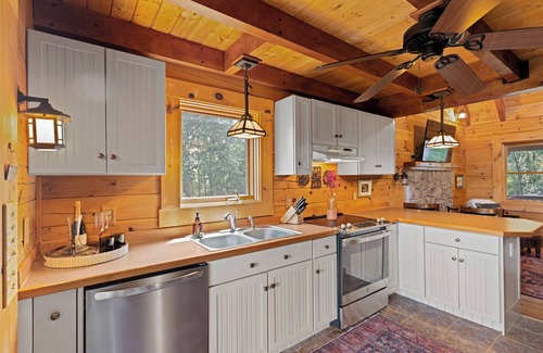 Roseland Cabine | Luxury Cabin on 6 Private Acres: Stunning Mountain Views & Ultimate Comfort