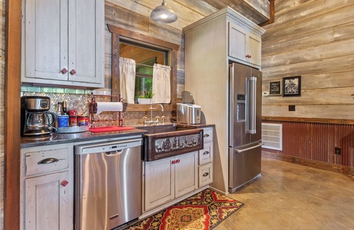 Clinton Cabine | Luxury Cabin on private estate only minutes from Tuscaloosa!