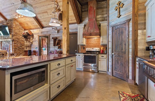 Clinton Cabine | Luxury Cabin on private estate only minutes from Tuscaloosa!
