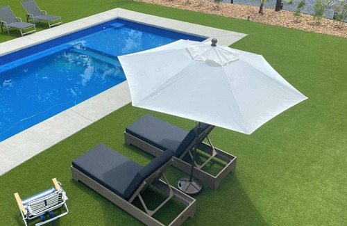 Pointblank Cabine | Luxury cabin with fitness room, pool & AC in serene Point Blank