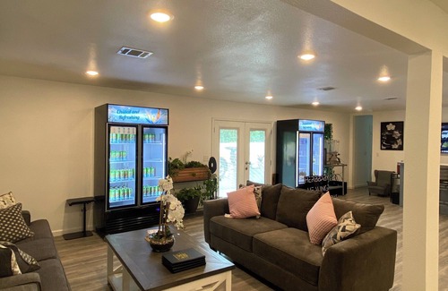 Pointblank Cabine | Luxury cabin with fitness room, pool & AC in serene Point Blank