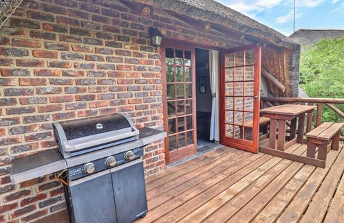 Marloth Park Chalet De Ski | Luxury chalet 12 mi from the Crocodile Bridge Gate of the Kruger National Park!