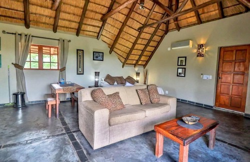 Marloth Park Chalet De Ski | Luxury chalet 12 mi from the Crocodile Bridge Gate of the Kruger National Park!