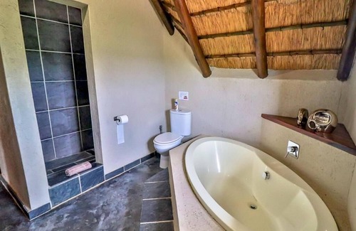 Marloth Park Chalet De Ski | Luxury chalet 12 mi from the Crocodile Bridge Gate of the Kruger National Park!