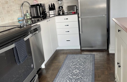 Yorkville Appartement | Luxury Character Downtown Apt with Pool. Pet friendly.
