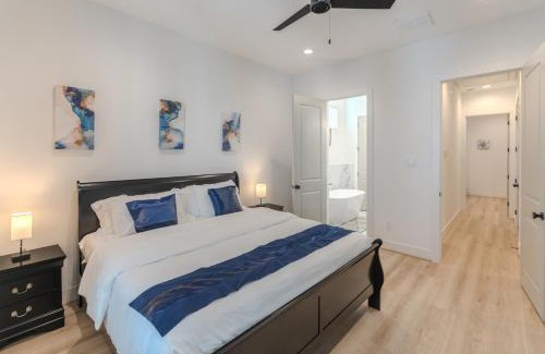 South Central Houston Maison | Luxury Charming 3BR 3Bath Free Wi-FI 8 Guests, Gated Home, Houston Downtown