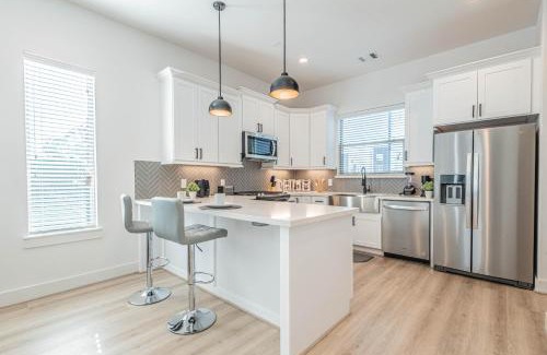 South Central Houston Maison | Luxury Charming 3BR 3Bath Free Wi-FI 8 Guests, Gated Home, Houston Downtown