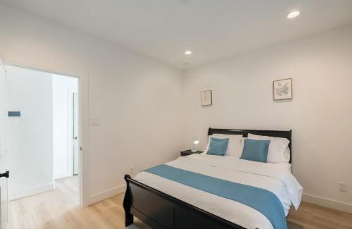 South Central Houston Maison | Luxury Charming 3BR 3Bath Free Wi-FI 8 Guests, Gated Home, Houston Downtown