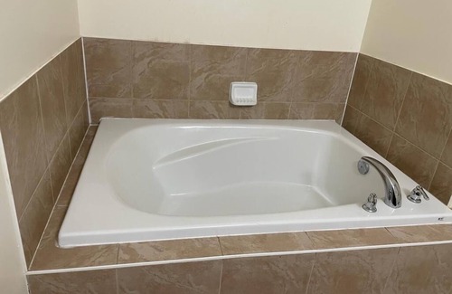 Brantford Appartement | Luxury Chic 1BED Detached house in Central Brantford