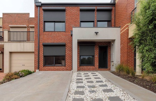 Flemington Maison | Luxury Chic City Fringe Townhouse In Cul De Sac