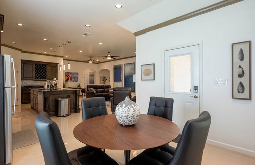 South Dallas - Fair Park Maison | LUXURY CLEAN in Fair Park nr Deep Ellum/Conv Ctr /Bishop Arts/Uptown/Dos Equis
