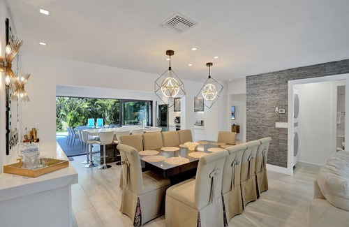 Boca Raton Maison | Luxury close to beach/heated pool and hot tub/pool table