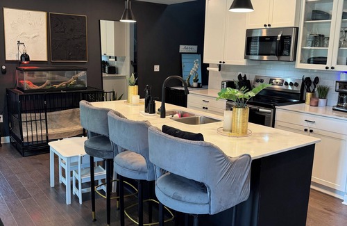 Raymore Maison | Luxury & Comfort 4-bedroom house with WiFi, GREAT for families & pets!
