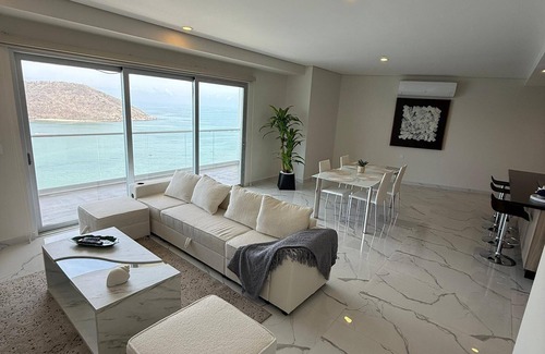 Zona Dorada Copropriété | Luxury condo in Mazatlán with private beach