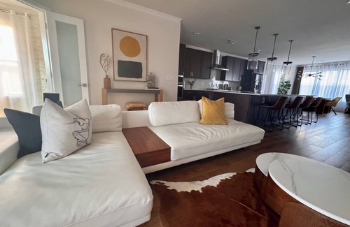 Chantilly Copropriété | Luxury Condo near Dulles Tech Corridor