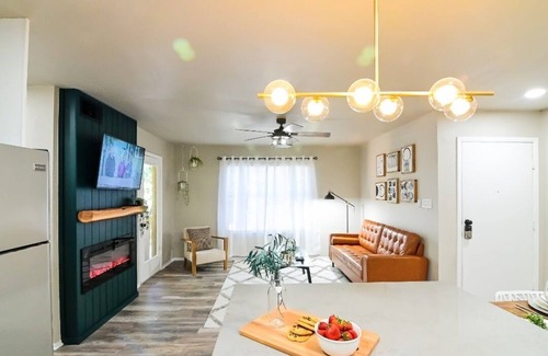 North Shoal Creek Appartement | Luxury Condo Nestled in the Trees.
