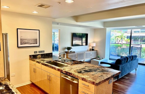 Fashion Square Copropriété | Luxury Condo with amenities across from Fashion Square Mall!