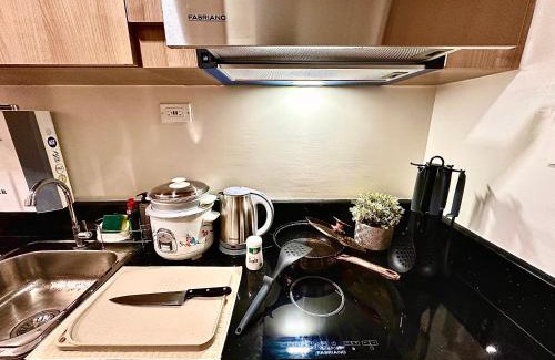 Legazpi Village Appartement | Luxury Condo with balcony on amenity floor, easy access to pool, Sky Garden, Working Lounge and Gym in Makati 7F