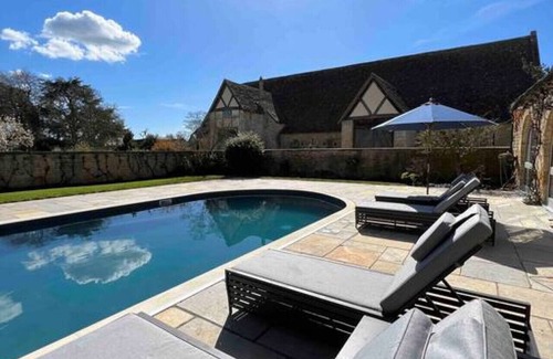 Northway Maison | Luxury Cottage with Heated Pool