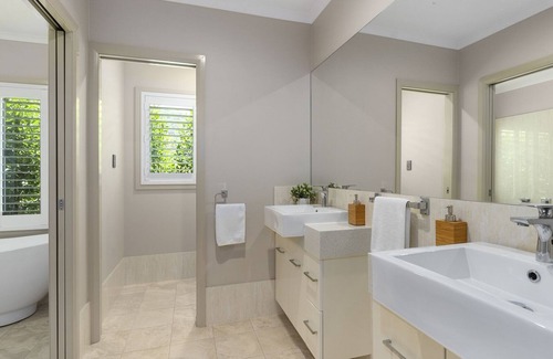 Korora Maison | Luxury Country Home, 5 mins to the beach, less than10 mins to restaurants / bars