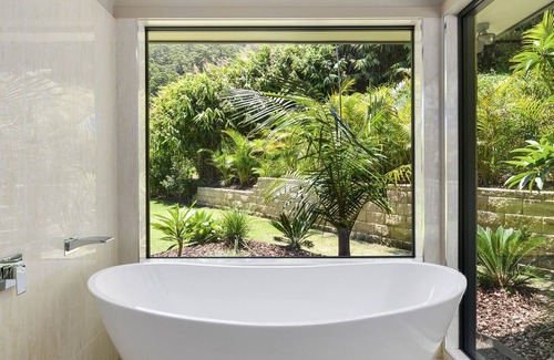 Korora Maison | Luxury Country Home, 5 mins to the beach, less than10 mins to restaurants / bars