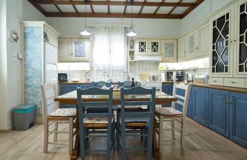 Kontsika Maison | Luxury, cozy flat with yard anf fireplace, in the ancient port of Delphi