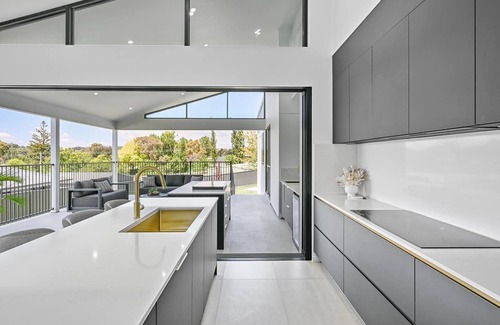 Calare Maison | Luxury Designer Retreat - Modern, Entertainer