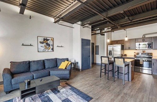 Stuart Appartement | Luxury Downtown Condo with Fire Place