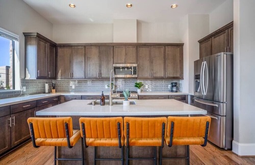 East Downtown Houston Maison | Luxury Downtown Home w Rooftop Deck in the Skyline
