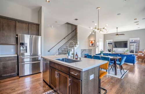 East Downtown Houston Maison | Luxury Downtown Home w Rooftop Deck in the Skyline