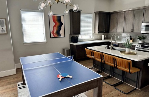 East Downtown Houston Maison | Luxury Downtown Home w Rooftop Deck in the Skyline
