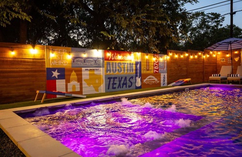 East Cesar Chavez Maison | Luxury Downtown Retreat w/ Pool+Hot Tub, 6Bdr