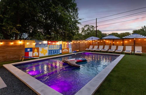 East Cesar Chavez Maison | Luxury Downtown Retreat w/ Pool+Hot Tub, 6Bdr