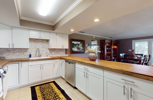 Micanopy Maison | Luxury duplex with private screened porch and lake view