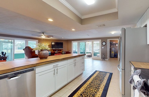 Micanopy Maison | Luxury duplex with private screened porch and lake view