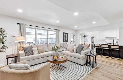 Shearer Hills - Ridgeview Maison | Sunny Getaway | Private Pool, BBQ & Elegant Vibes