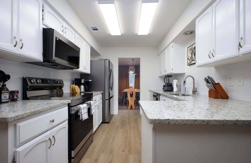 North San Antonio - SAT Maison | Luxury Escape: Pool, Sportscourt, Games, & Theater!