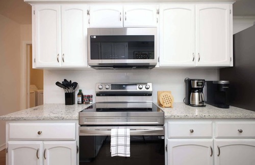 North San Antonio - SAT Maison | Luxury Escape: Pool, Sportscourt, Games, & Theater!