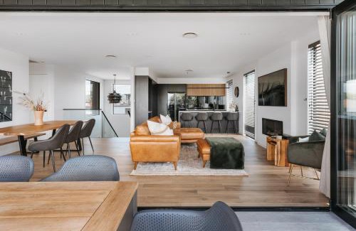 Papamoa Beach Maison | Luxury Escape with ocean views.