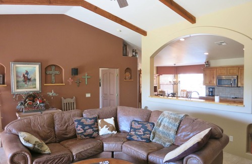 Saddle Ridge West Maison | Maison principale de luxe, murs de Santa Fe et cheminée Kiva, près de la ville