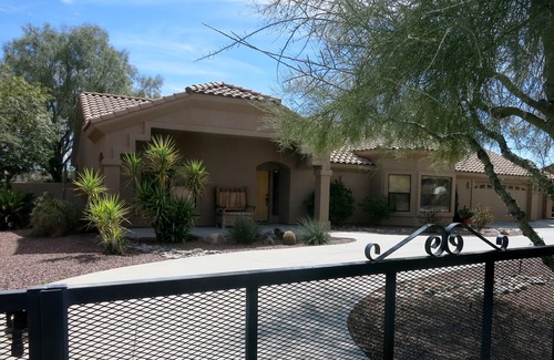 Saddle Ridge West Maison | Maison principale de luxe, murs de Santa Fe et cheminée Kiva, près de la ville