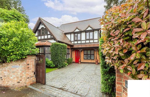 Loughton Maison | Luxury, Family-friendly Living-close to Tube Station & Shops. Longer Term Lets