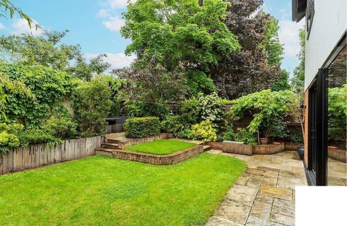 Loughton Maison | Luxury, Family-friendly Living-close to Tube Station & Shops. Longer Term Lets
