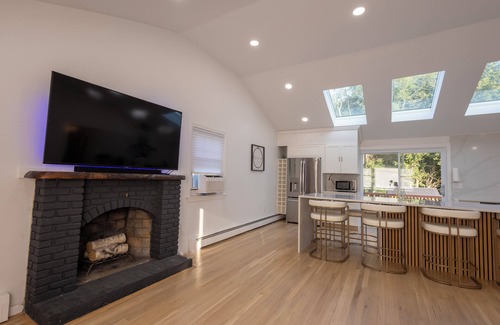 Salem Maison | Luxury Family Home with Private Yard in Salem- parking included